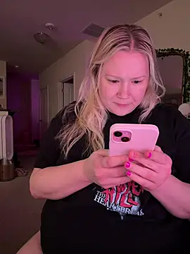 Snapshot of PiggyRose chatting on 02-10-26, 11:20 PiggyRose online show from 02-10-26, 11:20