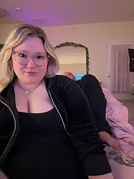 Snapshot of PiggyRose chatting on 03-27-26, 11:48 PiggyRose online show from 03-27-26, 11:48