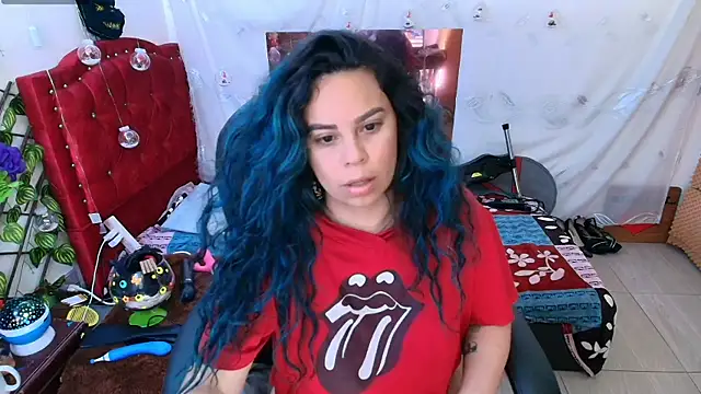 Snapshot of elektra_32 chatting on 01-11-25, 07:28 elektra 32 online show from 01-11-25, 07:28