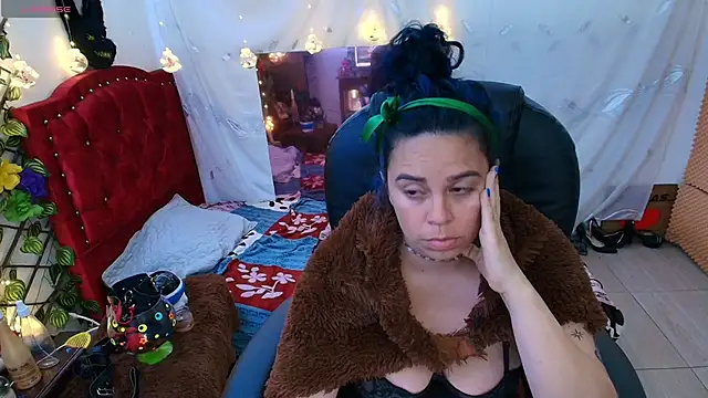 Snapshot of elektra_32 chatting on 01-25-25, 10:51 elektra 32 online show from 01-25-25, 10:51
