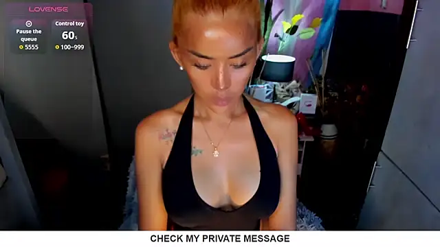 Snapshot of QuiinMollyXxX chatting on 06-24-26, 04:11 QuiinMollyXxX online show from 06-24-26, 04:11
