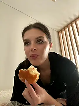 Snapshot of little_belucci chatting on 11-05-25, 01:44 little belucci online show from 11-05-25, 01:44