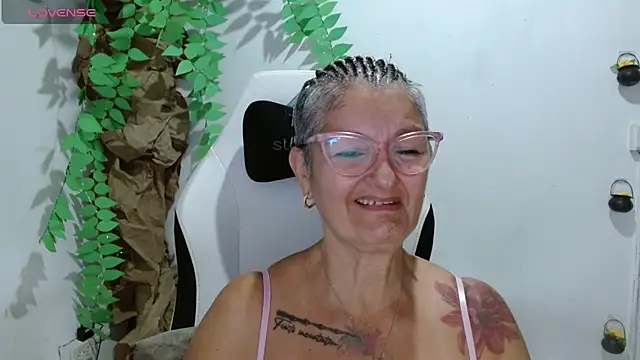 Snapshot of bety-cum2 chatting on 04-17-26, 11:13 bety-cum2 online show from 04-17-26, 11:13
