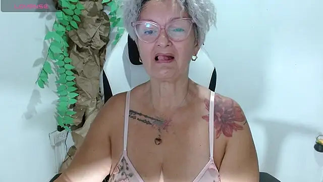 Snapshot of bety-cum2 chatting on 04-21-26, 10:45 bety-cum2 online show from 04-21-26, 10:45