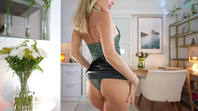 Snapshot of IamRealSugar chatting on 10-11-25, 02:15 IamRealSugar online show from 10-11-25, 02:15