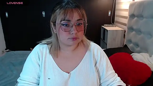 Snapshot of yini_angel chatting on 05-20-26, 02:51 yini angel online show from 05-20-26, 02:51