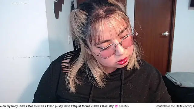 Snapshot of yini_angel chatting on 05-23-26, 03:01 yini angel online show from 05-23-26, 03:01
