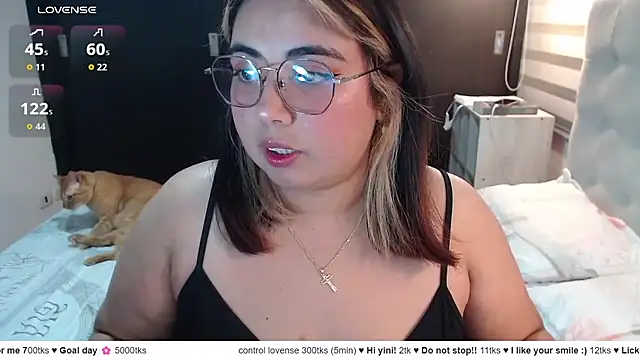 Snapshot of yini_angel chatting on 06-25-26, 03:06 yini angel online show from 06-25-26, 03:06
