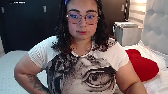 Snapshot of yini_angel chatting on 06-26-26, 04:06 yini angel online show from 06-26-26, 04:06
