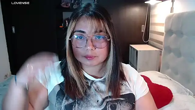 Snapshot of yini_angel chatting on 07-07-26, 04:37 yini angel online show from 07-07-26, 04:37