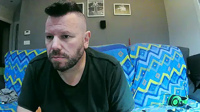 Snapshot of txan9876 chatting on 10-17-25, 03:53 txan9876 online show from 10-17-25, 03:53