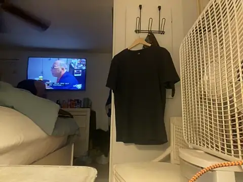 Snapshot of Dval1993 chatting on 10-20-25, 02:34 Dval1993 online show from 10-20-25, 02:34