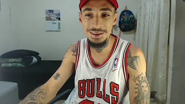 Snapshot of emiliano_hottt chatting on 04-23-26, 01:29 emiliano hottt online show from 04-23-26, 01:29