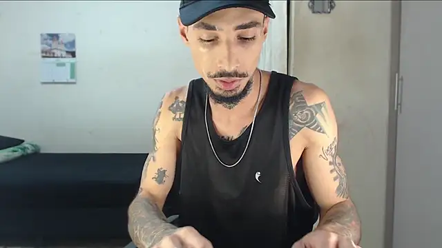 Snapshot of emiliano_hottt chatting on 04-28-26, 09:53 emiliano hottt online show from 04-28-26, 09:53
