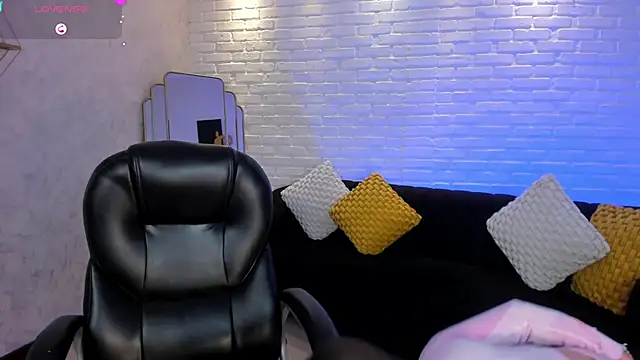 Snapshot of MaryLewis_ chatting on 02-03-25, 06:07 MaryLewis online show from 02-03-25, 06:07