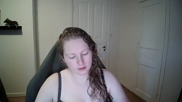 Snapshot of Girlnina-1995 chatting on 12-12-24, 09:30 Girlnina-1995 online show from 12-12-24, 09:30