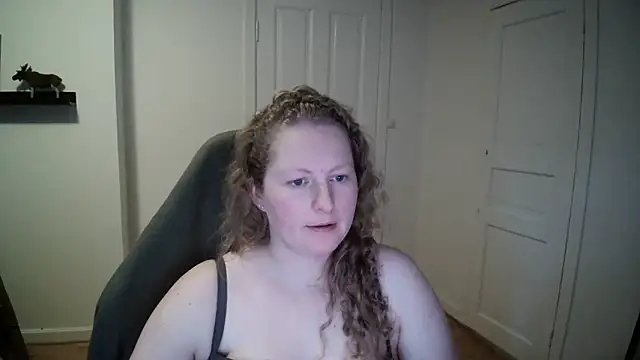 Snapshot of Girlnina-1995 chatting on 12-12-24, 12:33 Girlnina-1995 online show from 12-12-24, 12:33