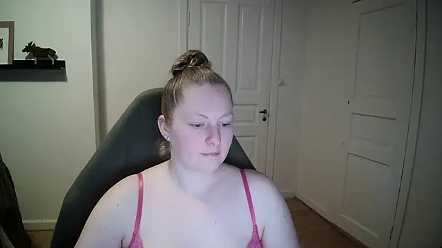 Snapshot of Girlnina-1995 chatting on 12-14-24, 11:18 Girlnina-1995 online show from 12-14-24, 11:18