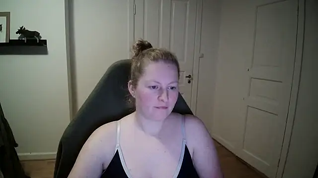 Snapshot of Girlnina-1995 chatting on 12-17-24, 07:37 Girlnina-1995 online show from 12-17-24, 07:37