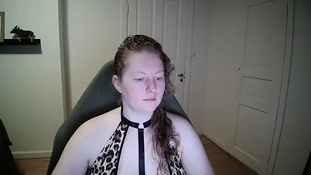 Snapshot of Girlnina-1995 chatting on 12-18-24, 10:40 Girlnina-1995 online show from 12-18-24, 10:40