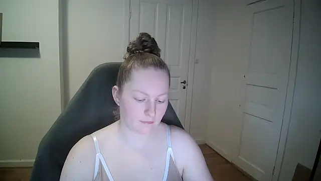 Snapshot of Girlnina-1995 chatting on 02-05-25, 10:41 Girlnina-1995 online show from 02-05-25, 10:41