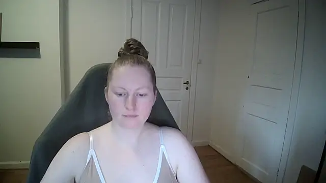 Snapshot of Girlnina-1995 chatting on 02-05-25, 01:44 Girlnina-1995 online show from 02-05-25, 01:44