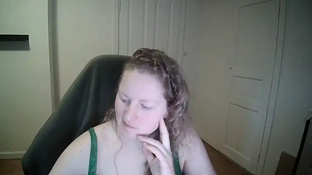 Snapshot of Girlnina-1995 chatting on 02-10-25, 12:29 Girlnina-1995 online show from 02-10-25, 12:29