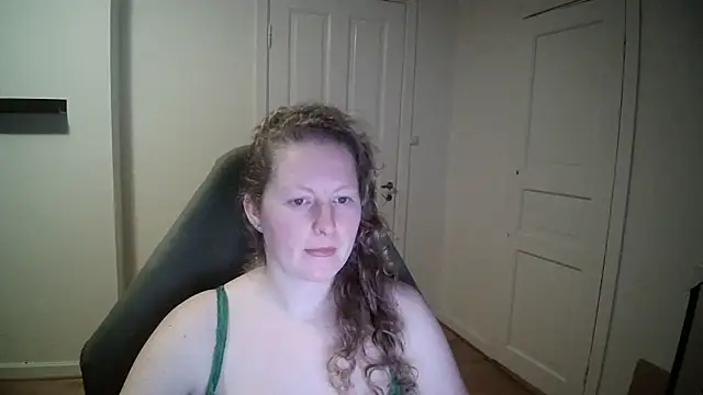 Snapshot of Girlnina-1995 chatting on 02-10-25, 09:04 Girlnina-1995 online show from 02-10-25, 09:04