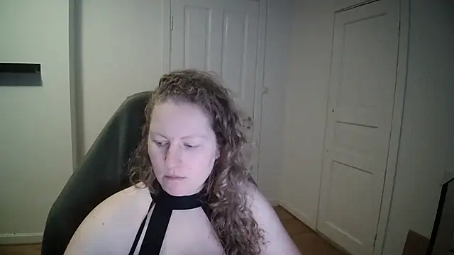 Snapshot of Girlnina-1995 chatting on 02-18-25, 02:38 Girlnina-1995 online show from 02-18-25, 02:38