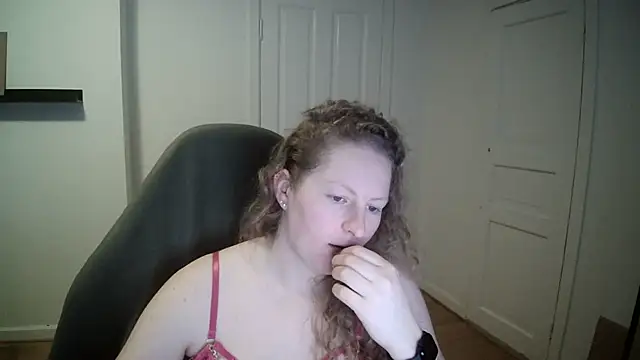 Snapshot of Girlnina-1995 chatting on 02-24-25, 12:16 Girlnina-1995 online show from 02-24-25, 12:16