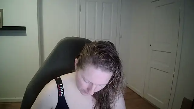 Snapshot of Girlnina-1995 chatting on 03-04-25, 10:35 Girlnina-1995 online show from 03-04-25, 10:35