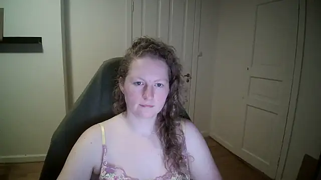 Snapshot of Girlnina-1995 chatting on 03-05-25, 09:04 Girlnina-1995 online show from 03-05-25, 09:04