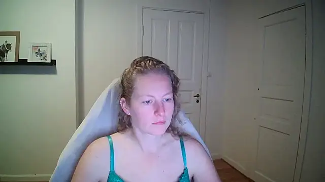Snapshot of Girlnina-1995 chatting on 09-18-25, 07:43 Girlnina-1995 online show from 09-18-25, 07:43
