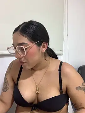 Amandanauty online show from 12-17-24, 04:01