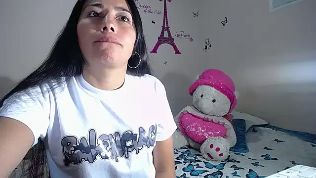 Snapshot of hanna_girl21 chatting on 03-11-26, 01:22 hanna girl21 online show from 03-11-26, 01:22