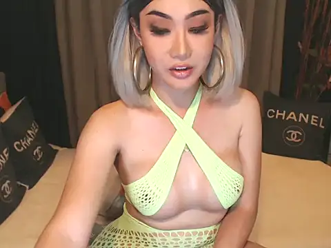 Snapshot of JustForCassie chatting on 10-12-25, 11:31 JustForCassie online show from 10-12-25, 11:31