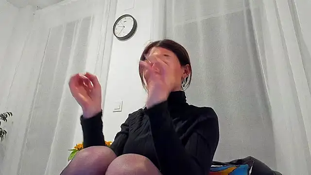 Cameron diazz online show from 03-25-26, 08:37