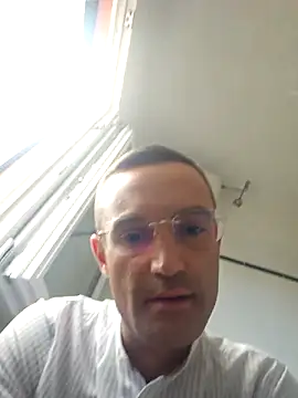 Snapshot of enricso chatting on 09-11-25, 12:16 enricso online show from 09-11-25, 12:16