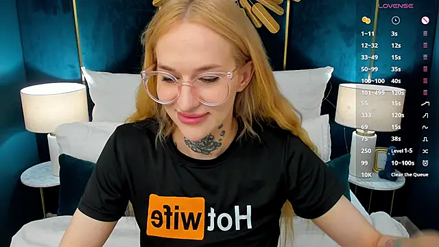 Snapshot of SarahLust chatting on 05-17-26, 12:23 SarahLust online show from 05-17-26, 12:23