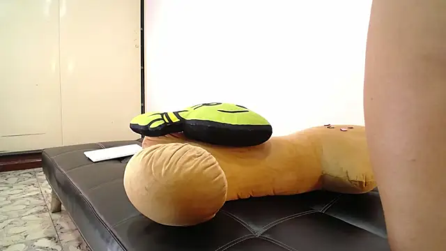 S Mia online show from 10-25-25, 01:18