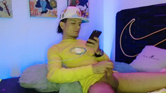 Snapshot of andersonZ998 chatting on 09-24-25, 05:11 andersonZ998 online show from 09-24-25, 05:11