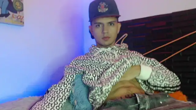 Snapshot of andersonZ998 chatting on 10-26-25, 02:17 andersonZ998 online show from 10-26-25, 02:17