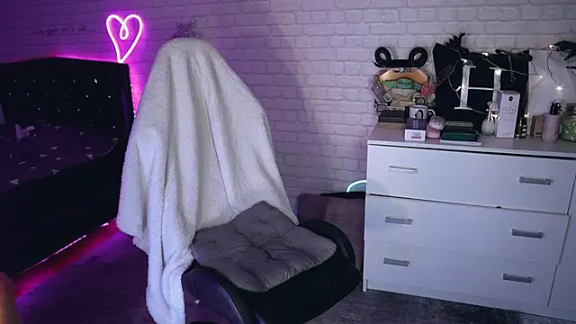 Snapshot of _Uindi_ chatting on 12-15-24, 07:31  Uindi  online show from 12-15-24, 07:31