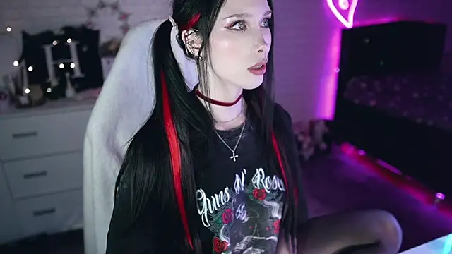 Snapshot of _Uindi_ chatting on 03-10-25, 10:02  Uindi  online show from 03-10-25, 10:02