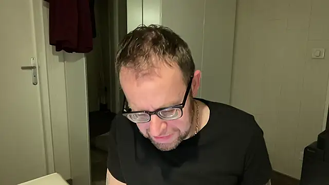 Snapshot of FABIOGLASSES chatting on 01-03-25, 10:29 FABIOGLASSES online show from 01-03-25, 10:29