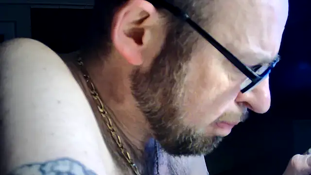 Snapshot of FABIOGLASSES chatting on 11-15-25, 01:47 FABIOGLASSES online show from 11-15-25, 01:47