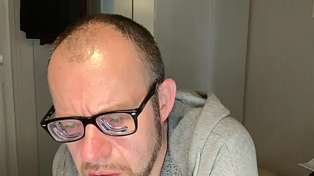 Snapshot of FABIOGLASSES chatting on 11-16-25, 01:39 FABIOGLASSES online show from 11-16-25, 01:39