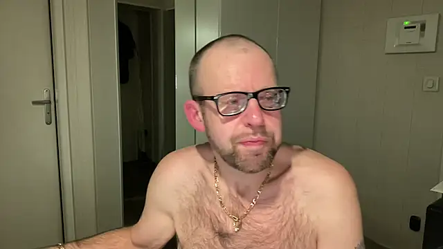 Snapshot of FABIOGLASSES chatting on 11-18-25, 10:47 FABIOGLASSES online show from 11-18-25, 10:47