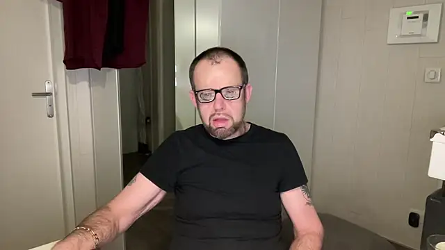 Snapshot of FABIOGLASSES chatting on 02-10-26, 07:51 FABIOGLASSES online show from 02-10-26, 07:51