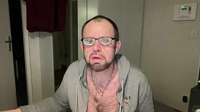 Snapshot of FABIOGLASSES chatting on 02-14-26, 02:30 FABIOGLASSES online show from 02-14-26, 02:30